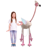בובת חד קרן ענקית הולכת ומשמיעה קולות