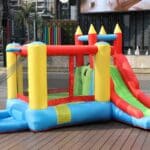 מתקן מתנפח D62028 מבית Doctor Dolphin – מגלשה ומתחם קפיצה סגור ברשת