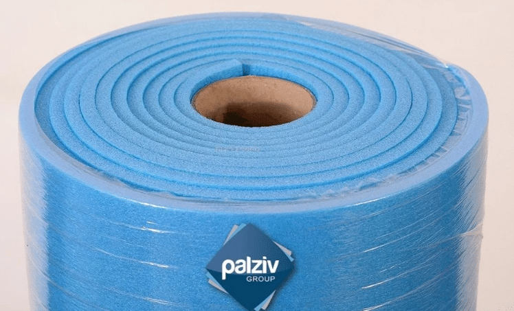 גליל ספוג כחול מגולגל עם לוגו palziv group על האריזה | 3in100