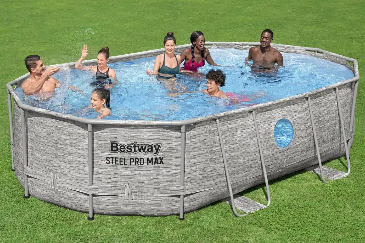 בריכת Bestway Steel Pro Max אובלית עם חלונות | 3in100 בריכה אובלית עילית Bestway Steel Pro Max עם חלונות, אנשים בתוך הבריכה על דשא | 3in100