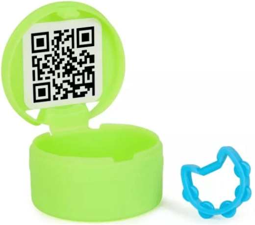 קופסת הפתעה ירוקה פתוחה עם קוד QR במכסה ואביזר כחול לצדה | 3in100