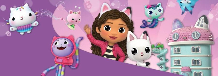 דמויות מצוירות של גבי וחבריה מבית הבובות של גבי על רקע ורוד לצד מגדל הבית | 3in100