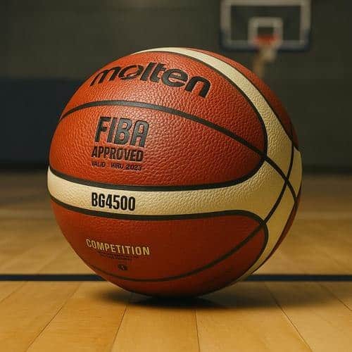 כדור כדורסל Molten על רצפת פרקט, עם סימון FIBA Approved | 3in100