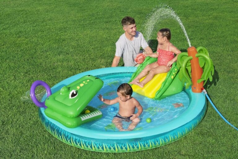 בריכת פעילות מתנפחת לילדים בצורת קרוקודיל עם מגלשה ומתיז מים על הדשא | 3in100