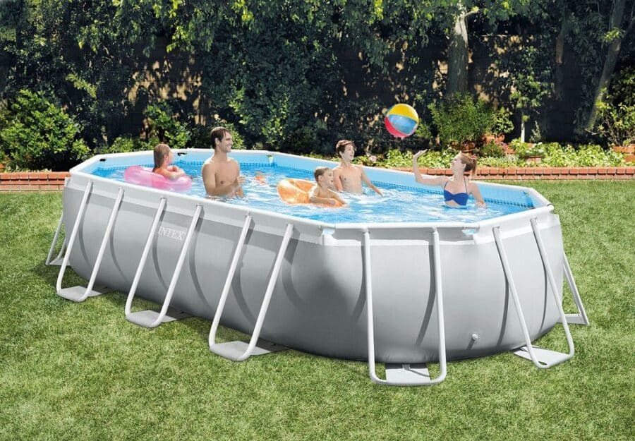 משפחה נהנית בבריכת מסגרת אובלית INTEX בחצר, עם כדור ים מתנפח | 3in100